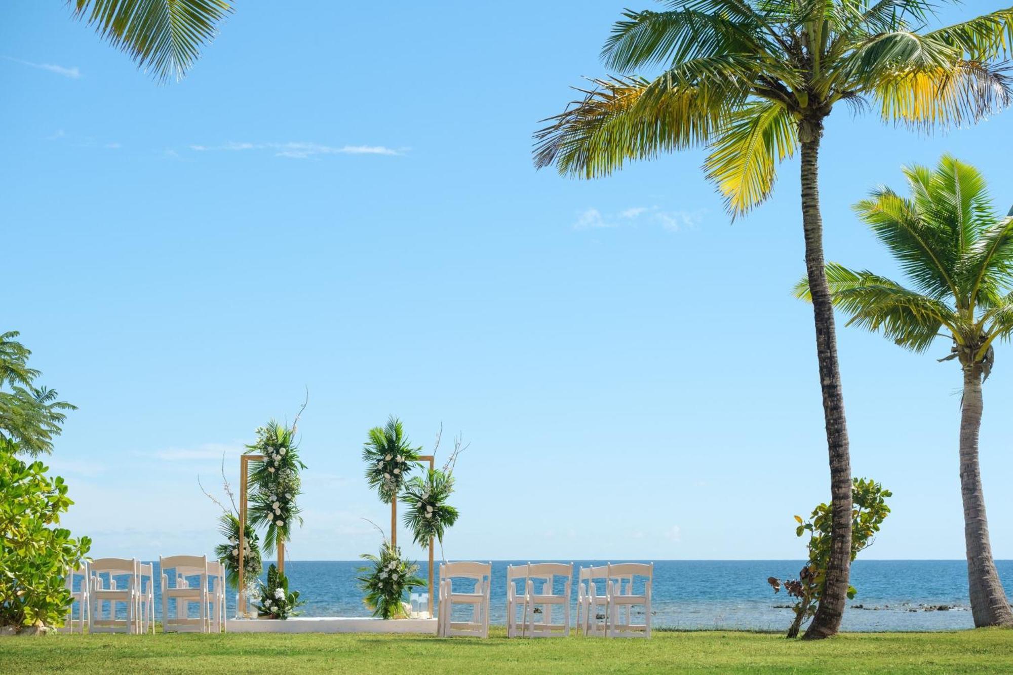 Fiji Marriott Resort Momi Bay Eksteriør bilde A beach wedding in Fiji