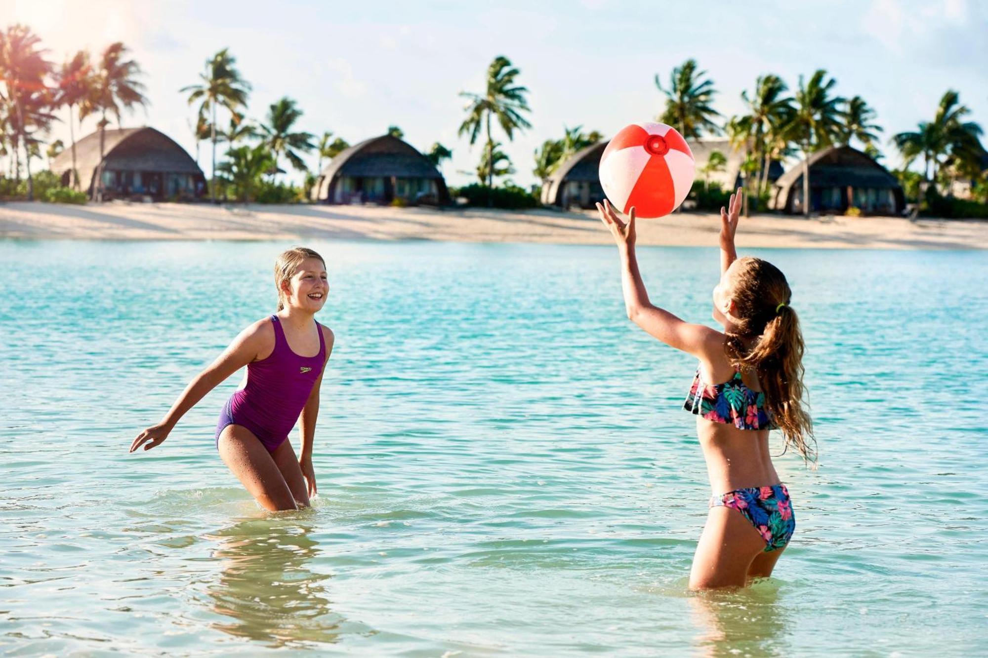 Fiji Marriott Resort Momi Bay Eksteriør bilde Two girls playing with a beach ball