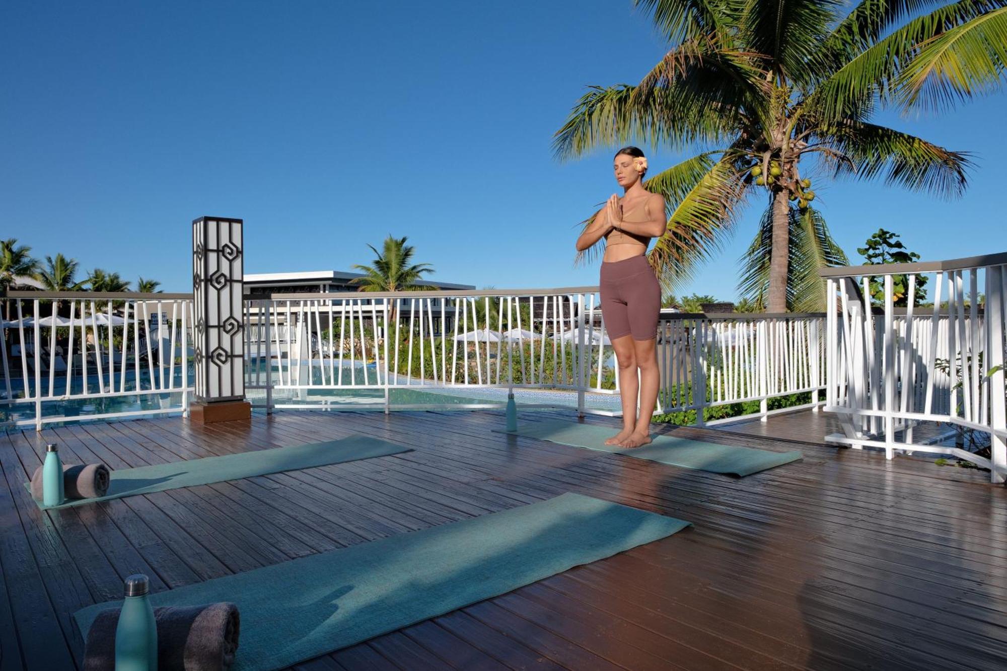 Fiji Marriott Resort Momi Bay Eksteriør bilde A man practicing yoga at a resort in Fiji