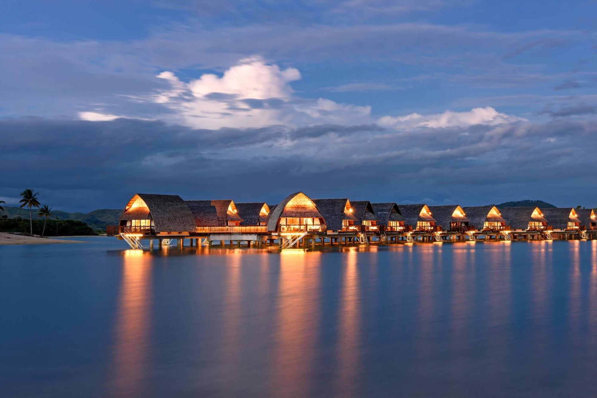 Fiji Marriott Resort Momi Bay Eksteriør bilde Overwater bungalows at the resort