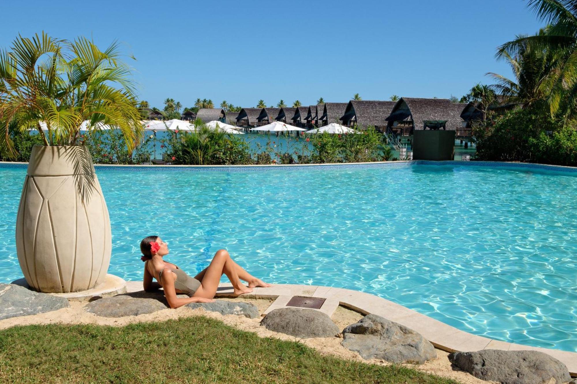 Fiji Marriott Resort Momi Bay Eksteriør bilde A woman sunbathing at a resort in Fiji