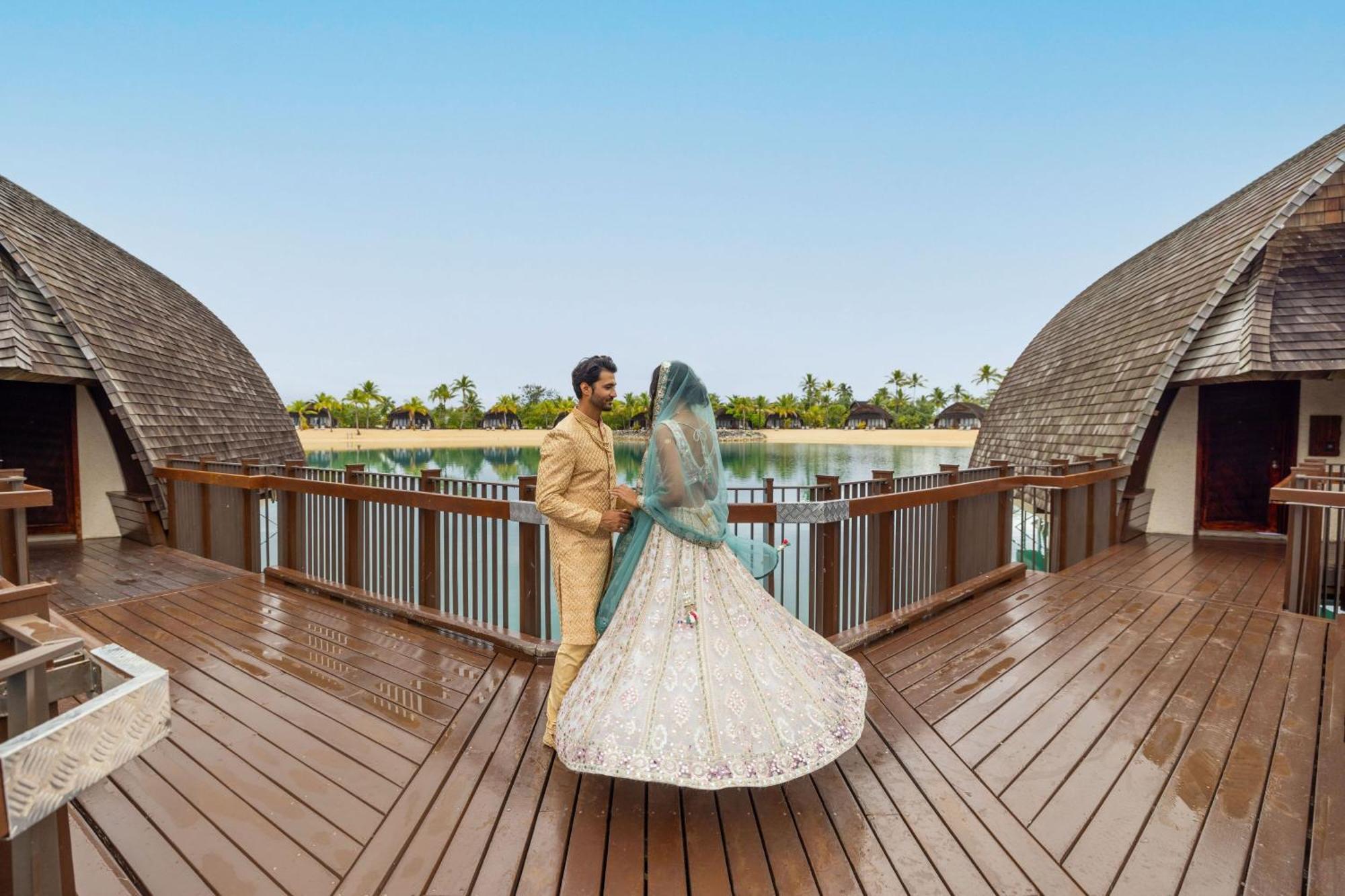 Fiji Marriott Resort Momi Bay Eksteriør bilde A couple at the Oberoi Beach Resort, Dubai