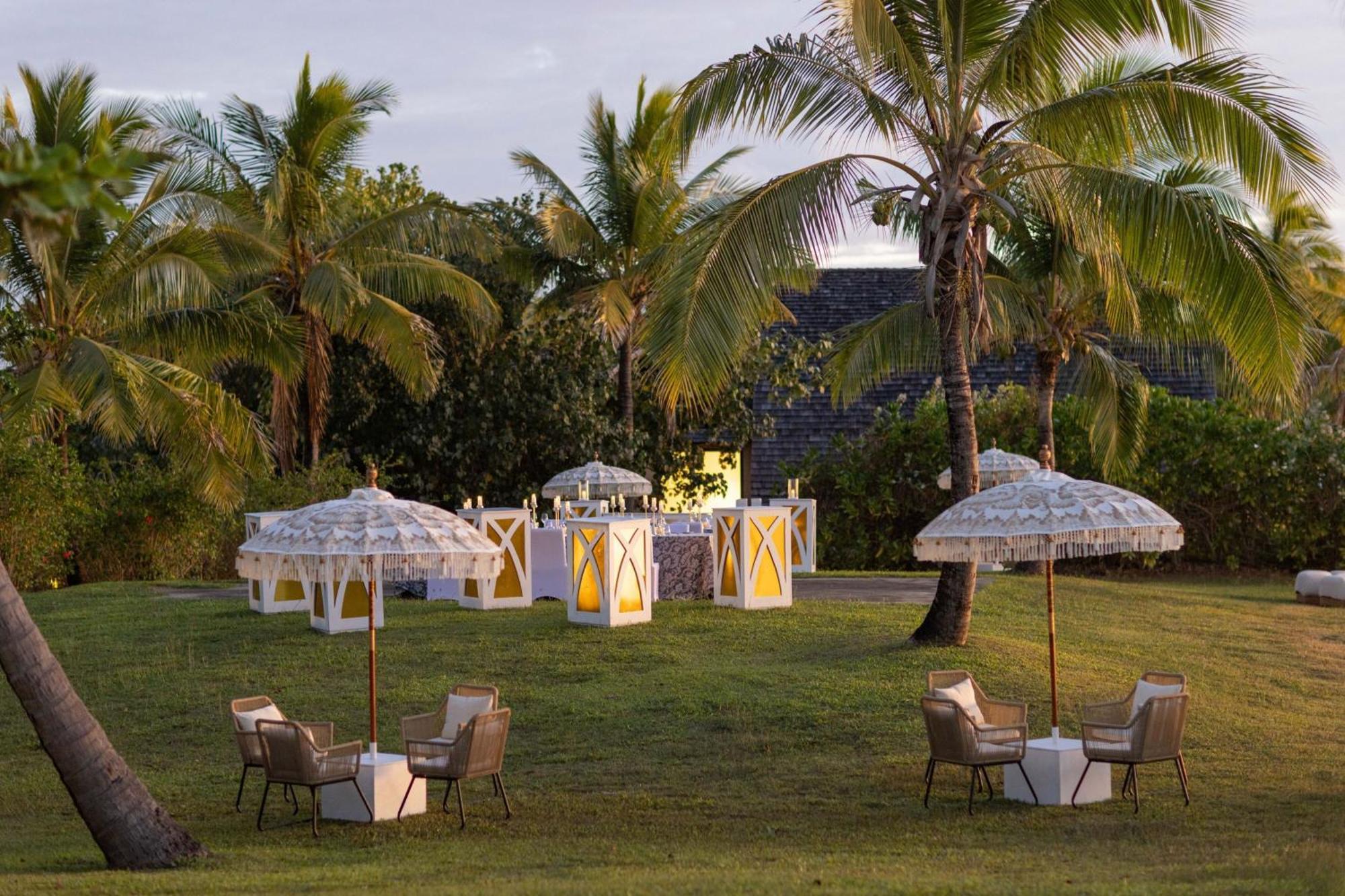 Fiji Marriott Resort Momi Bay Eksteriør bilde The lawn at the Four Seasons Resort