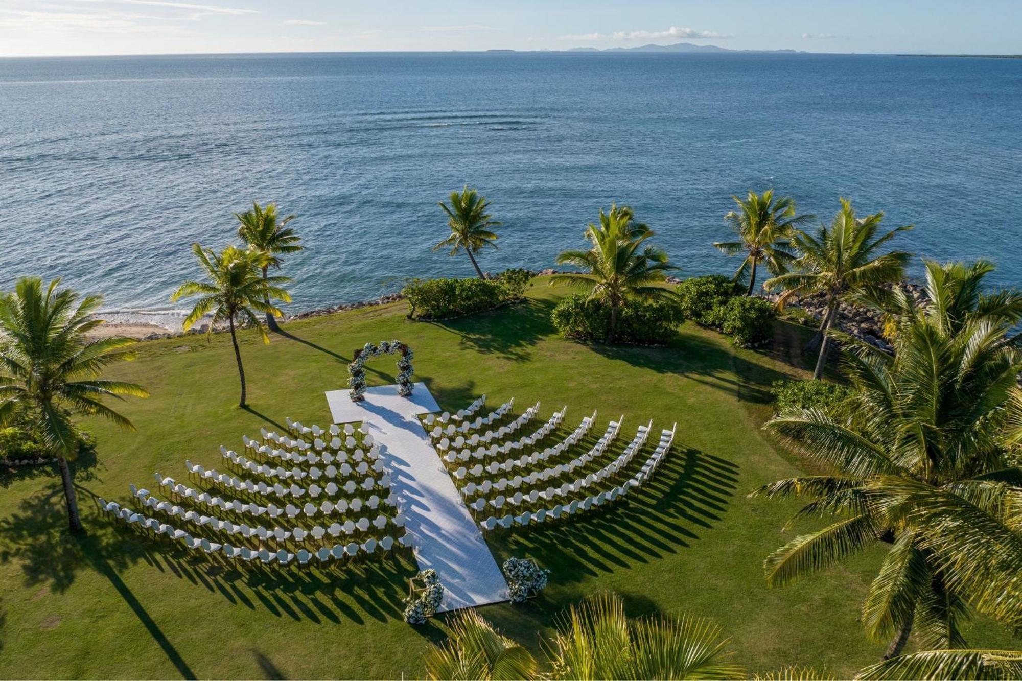 Fiji Marriott Resort Momi Bay Eksteriør bilde The Beachfront Lawn at Four Seasons Resort Maui