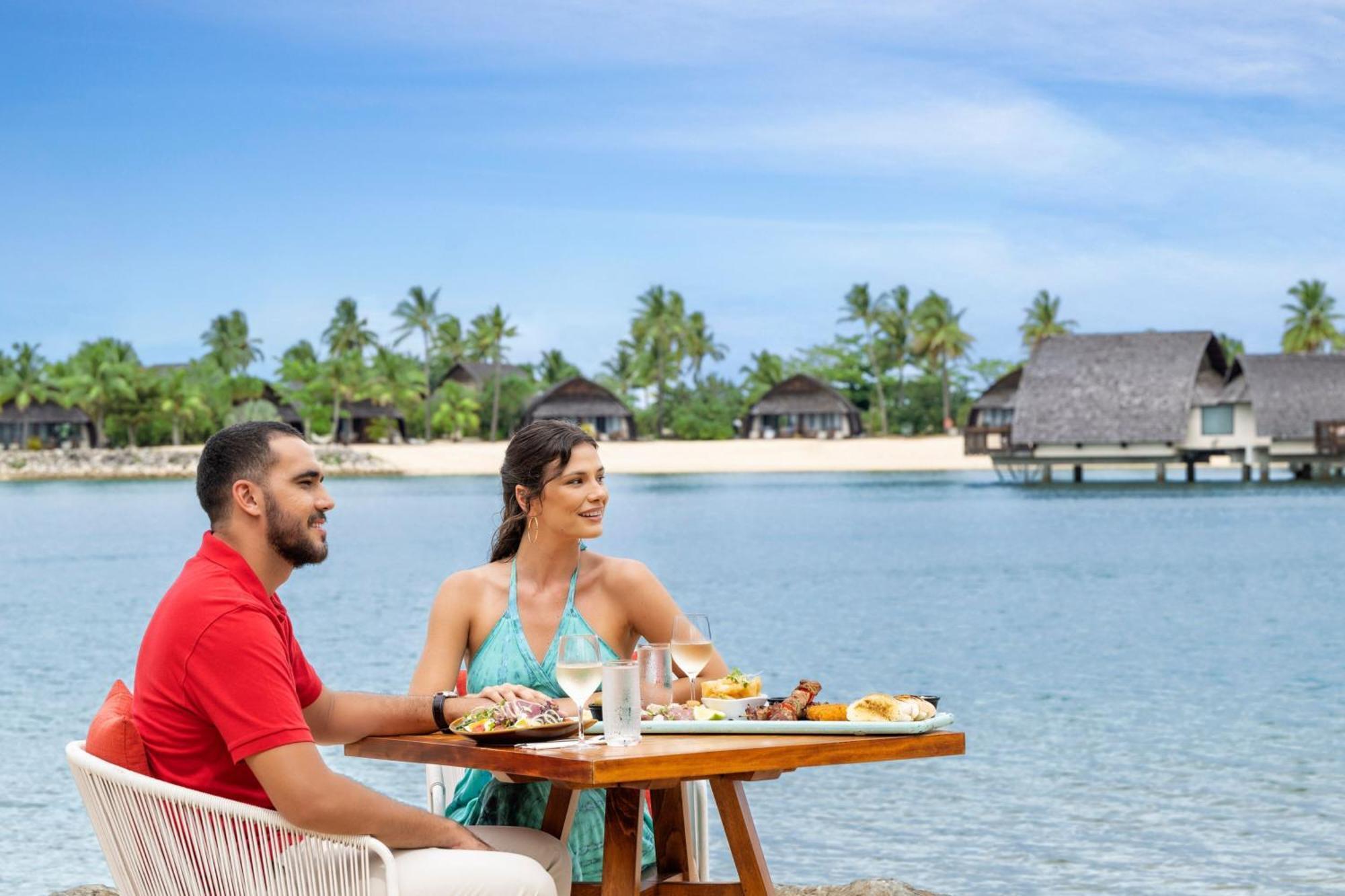 Fiji Marriott Resort Momi Bay Eksteriør bilde A couple at the beach