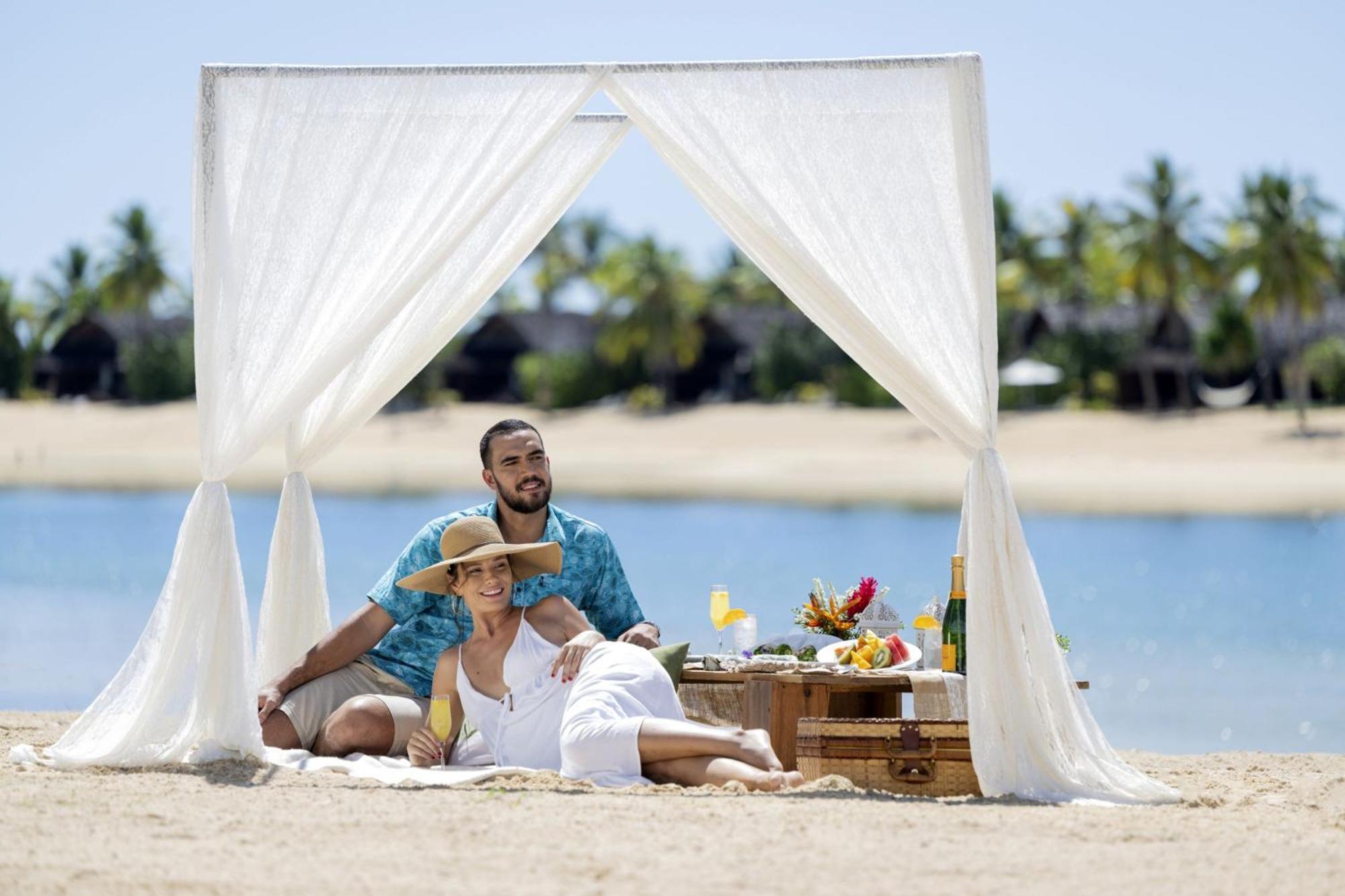 Fiji Marriott Resort Momi Bay Eksteriør bilde A couple on a picnic